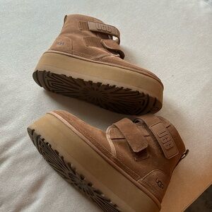 UGGS- PLATFORM BOOTS